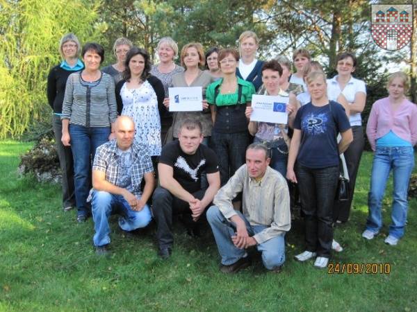 : Wspólne pamiątkowe zdjęcie uczestników projektu wraz z koordynatorami i pracownikami Miejsko-Gminnego Ośrodka Pomocy Społecznej w Żarkach.
